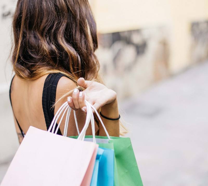 תמונת אווירה - אישה בקניות